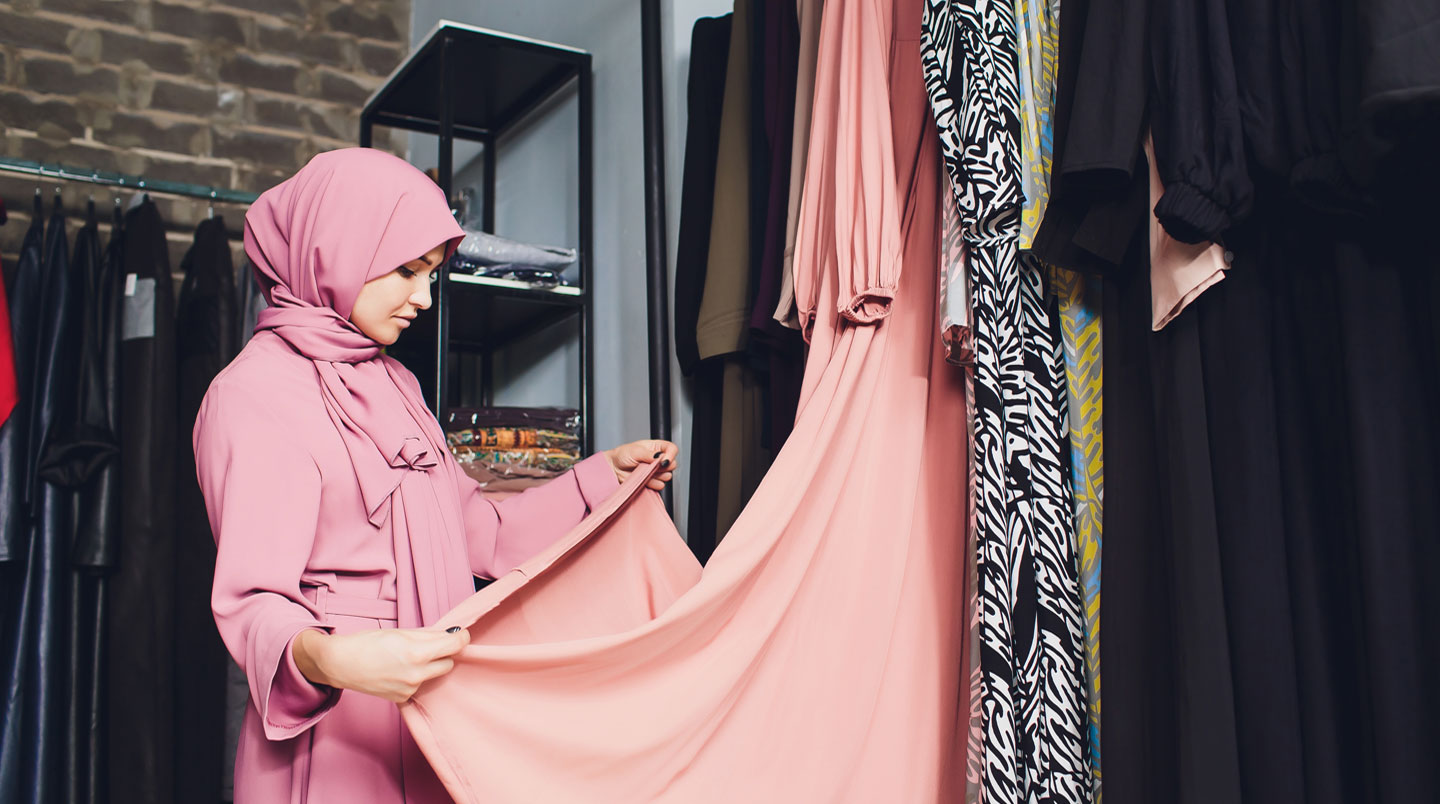 Gros plan sur le col et la texture d'un khimar posé sur une surface claire et moderne