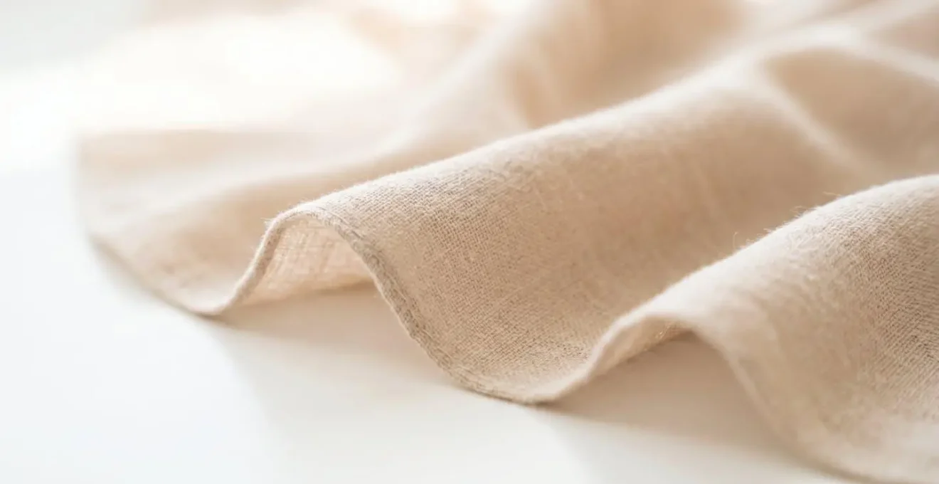 Gros plan sur la texture fluide d'un tissu de jilbab avec un drapé élégant
